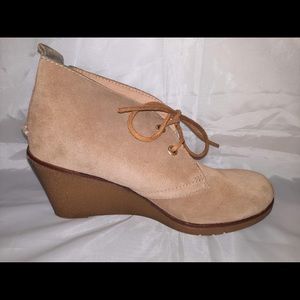 Sperry 7M Ankle Boot Harlow Wedge Bootie Suede Camel Tan Beige. 9103011.